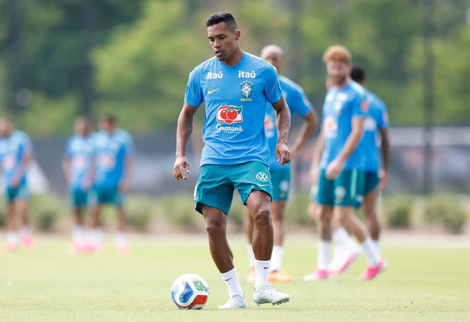 Alex Sandro disputa posição entre os titulares na Seleção (Foto: Rafael Ribeiro / CBF)