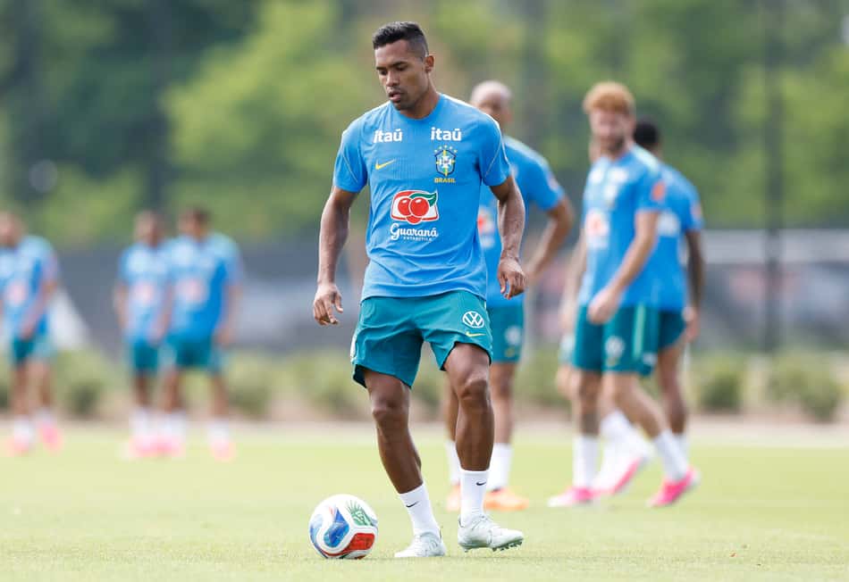 Alex Sandro disputa posição entre os titulares na Seleção (Foto: Rafael Ribeiro / CBF)