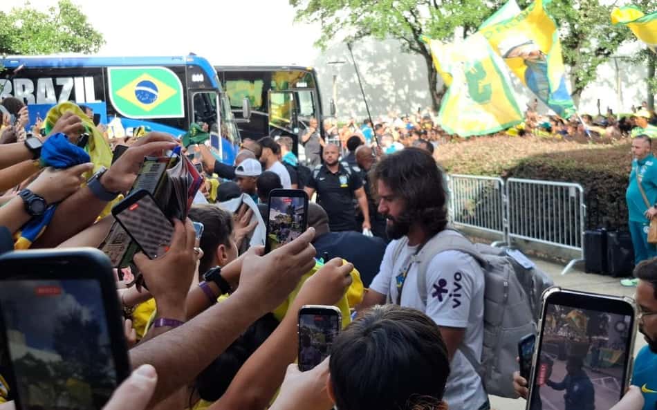 Seleção Brasileira chega a Houston abraçada por multidão de fãs