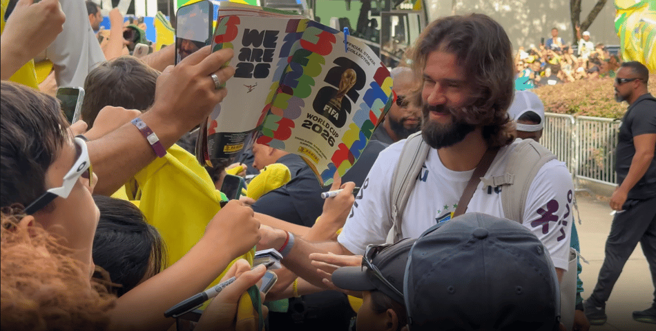Alisson atende torcedores na porta do hotel da Seleção Brasileira em Huston, TX (EUA)