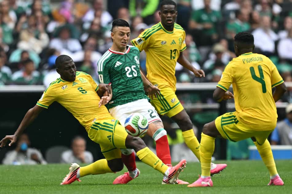 Alvarado e Modiba disputam bola em México x África do Sul no jogo de abertura da Copa do Mundo