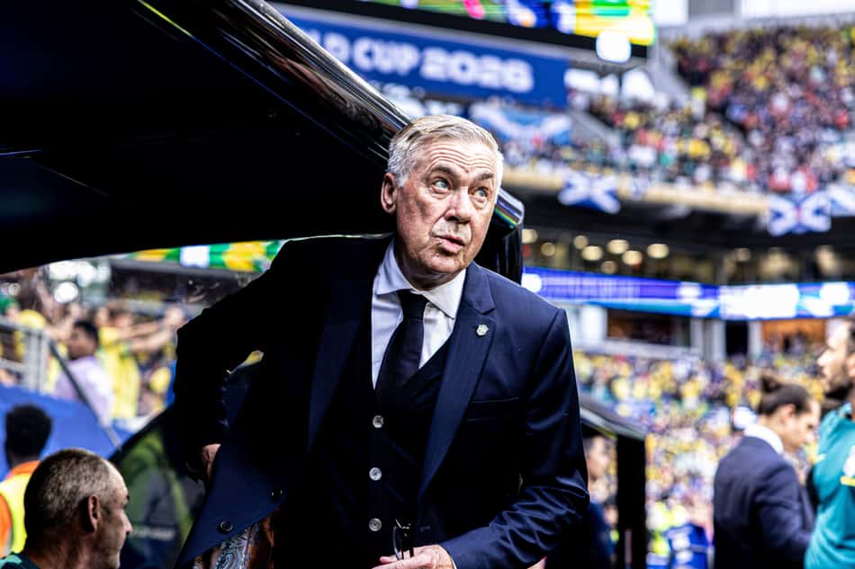 Ancelotti se acomodando no banco de reservas em jogo entre Brasil e Japão pela Copa do Mundo