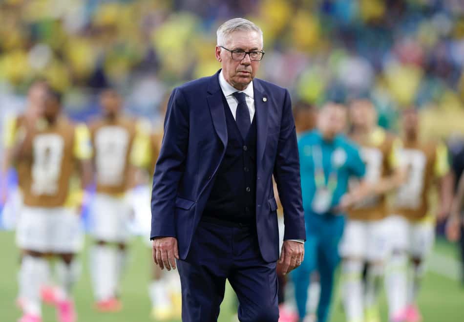 Ancelotti caminha no gramado do Hard Rock Stadium, em Miami
