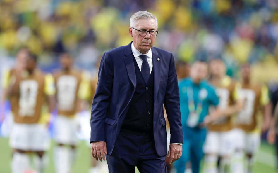 Ancelotti caminha no gramado do Hard Rock Stadium, em Miami