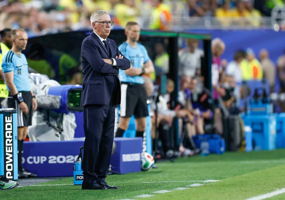 Ancelotti observa a Seleção Brasileira contra a Escócia
