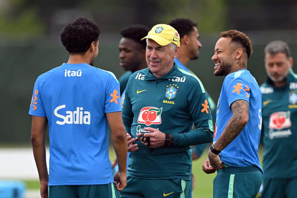 Ancelotti conversa com Marquinhos e Neymar durante treino da Seleção Brasileira