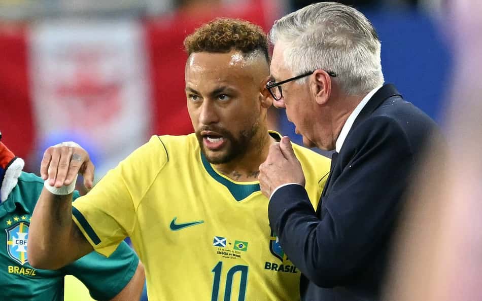 Carlo Ancelotti conversa com Neymar durante o jogo Brasil 3 x 0 Escócia