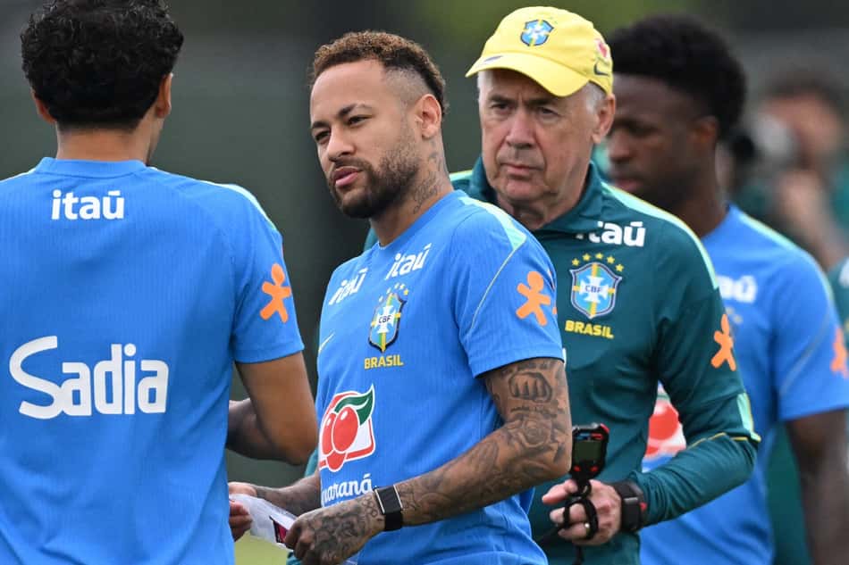 Carlo Ancelotti orienta Neymar durante treino da Seleção Brasileira nos Estados Unidos