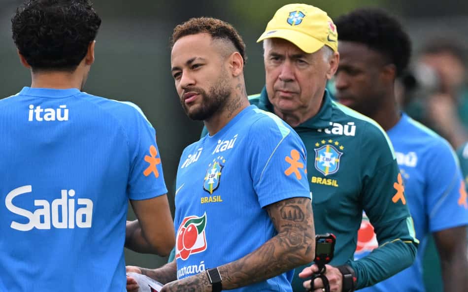 Ancelotti conversa com Neymar durante treino da Seleção Brasileira