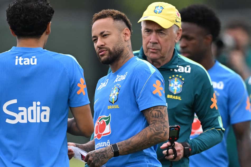 Ancelotti conversa com Neymar durante treino da Seleção Brasileira