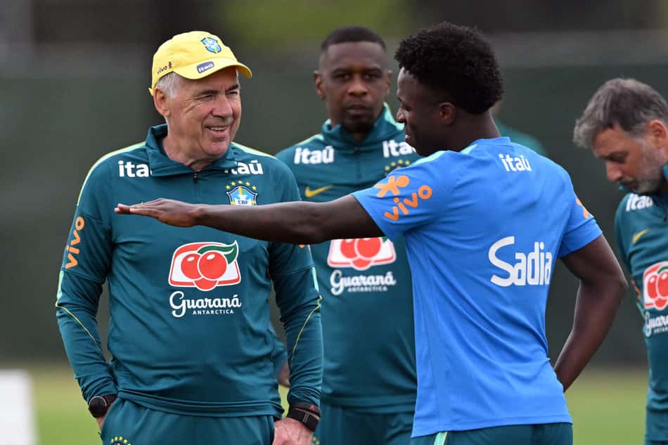 Ancelotti conversa com Vini Jr durante treino da Seleção Brasileira