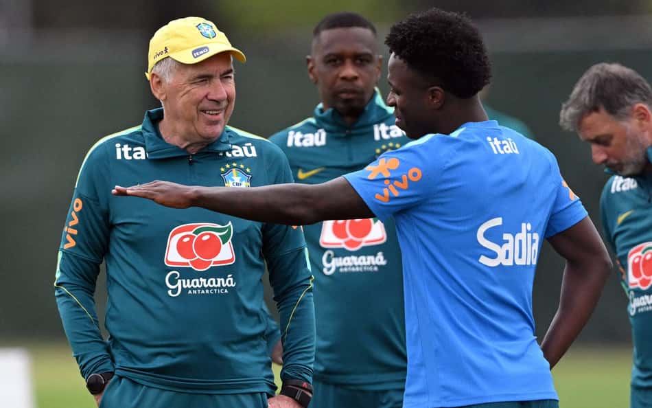 Ancelotti conversa com Vini Jr durante treino da Seleção Brasileira