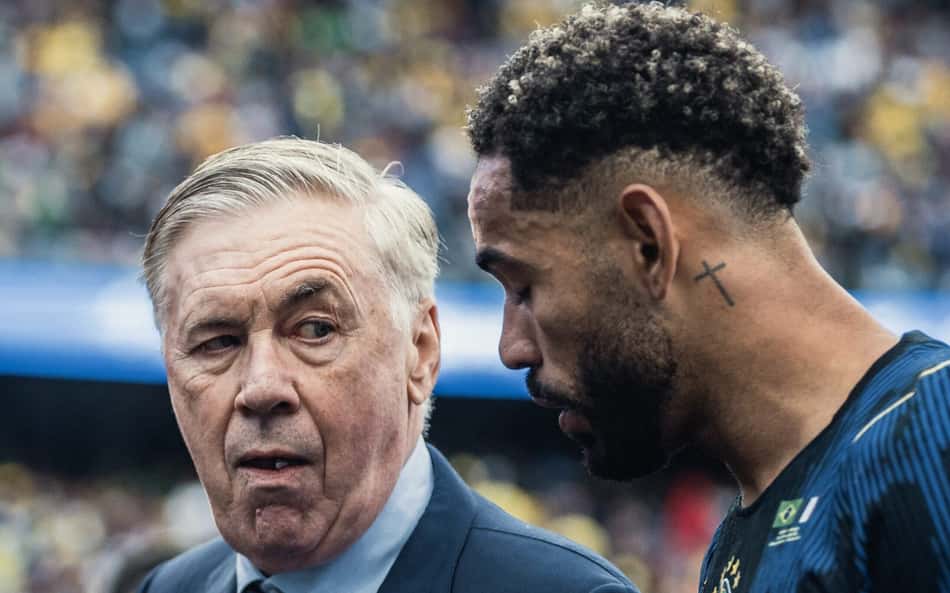 Carlo Ancelotti conversa com Matheus Cunha: ele foi o falso 9 na maioria dos jogos da Seleção com o treinador (Foto: Victor Eleutério/Folhapress)