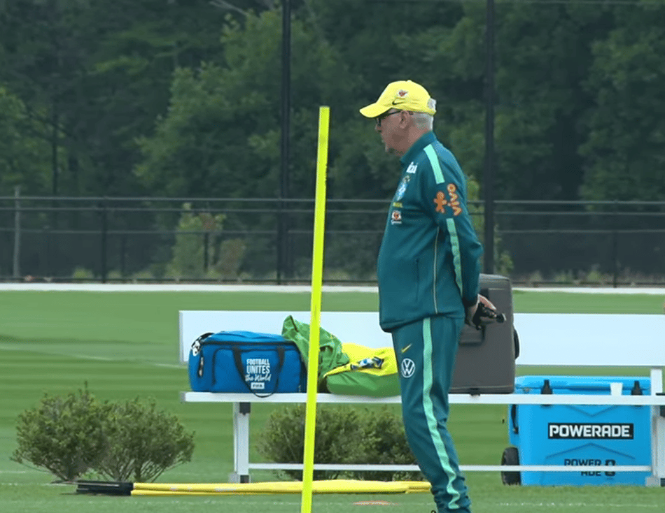 Ancelotti observa jogadores da Seleção Brasileira durante treino na Copa do Mundo