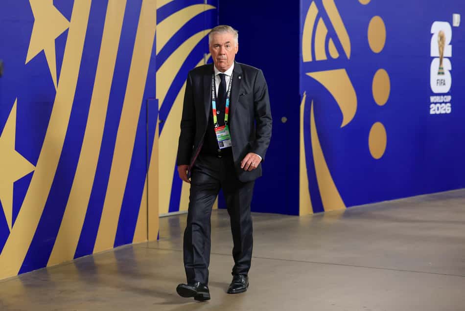 Carlo Ancelotti, de terno preto, na chega ao estádio em Houston, nos Estados Unidos