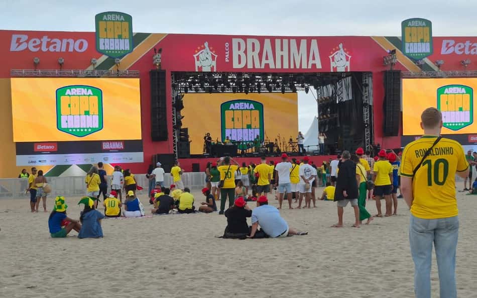 Arena gigante em Copacabana recebe torcedores para assistir Brasil x Marrocos