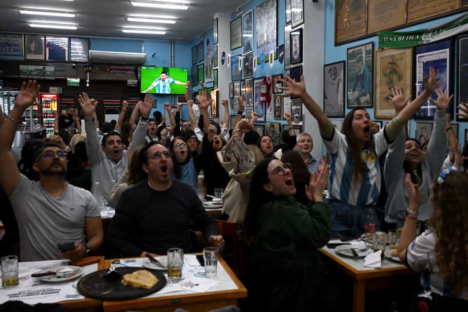 Torcedores da Argentina assistem ao primeiro jogo da seleção albiceleste em Buenos Aires