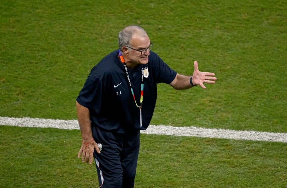 Argentino Marcelo Bielsa, técnico do Uruguai, gesticula na derrota para a Espanha