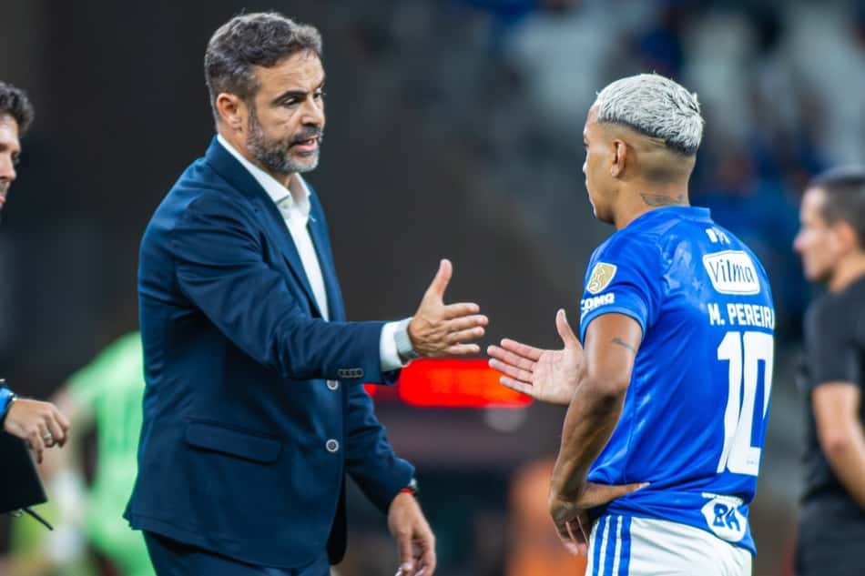 Artur Jorge cumprimenta Matheus Pereira após jogo do Cruzeiro