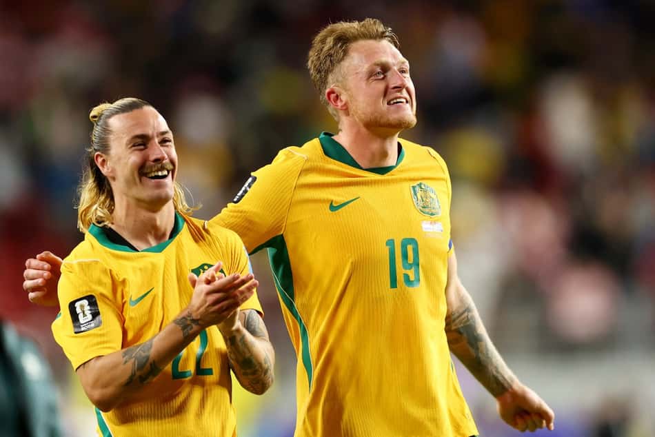 Australianos Jackson Irvine e Harry Souttar comemoram a vaga à segunda fase 