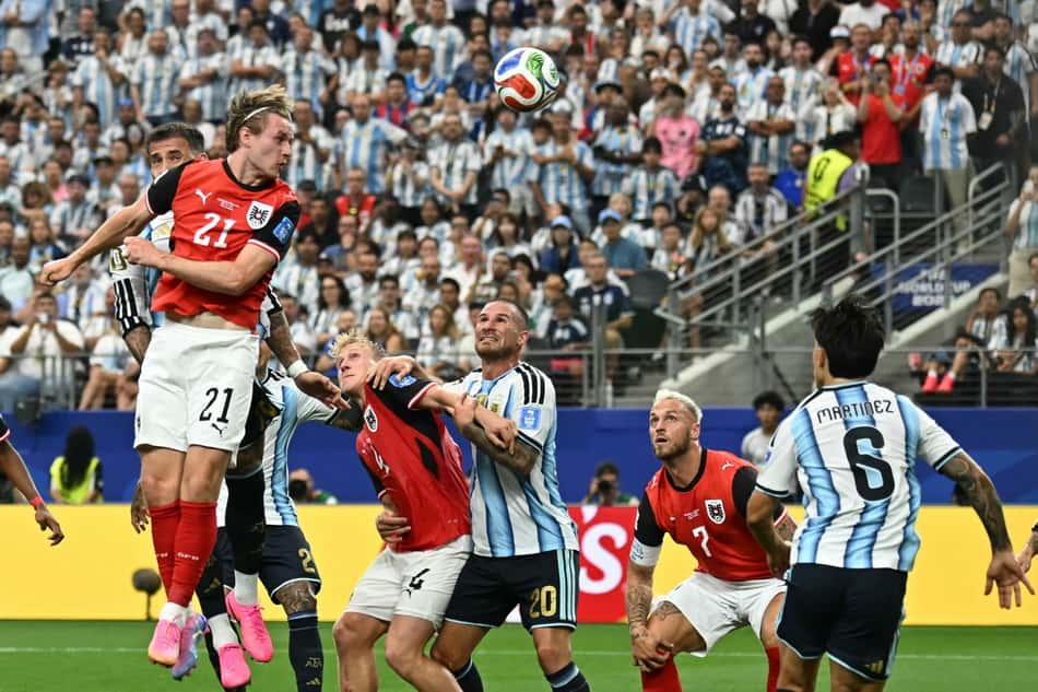 Austríaco Patrick Wimmer cabeceia a bola na derrota para a Argentina 