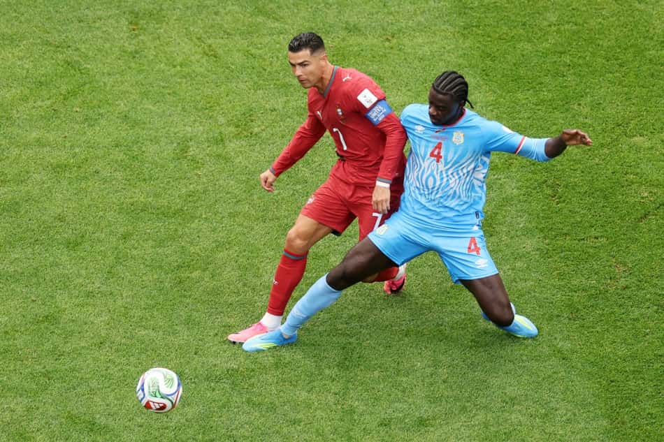 Axel Tuanzebe, de Congo, tenta desarmar Cristiano Ronaldo, de Portugal, em jogo da Copa do Mundo