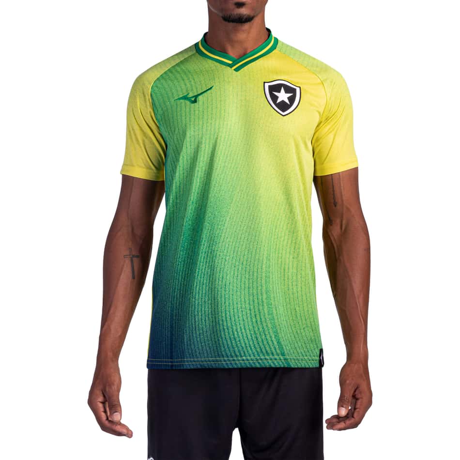 Modelo utilizando camisa do Botafogo, na cor amarela com degradê verde do mais claro para o mais escuro