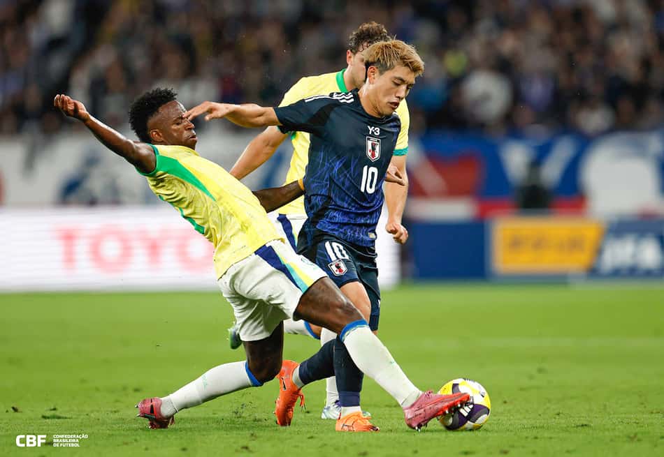 Vinicius Júnior duelando com jogador do Japão em amistoso de outubro de 2025