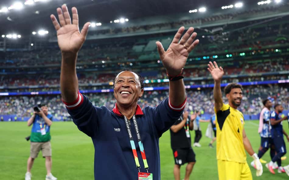 Bubista, treinador de Cabo Verde comemorando a classificação na Copa do Mundo