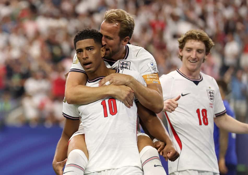 Jude Bellingham e Harry Kane comemora gol da Inglaterra na Copa do Mundo
