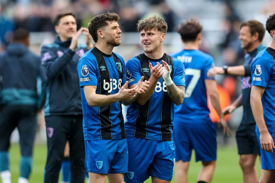 Ryan Christie ao lado de Ben Gannon-Doak, ambos trajados com o uniforme 2 do Bournemouth, da Inglaterra