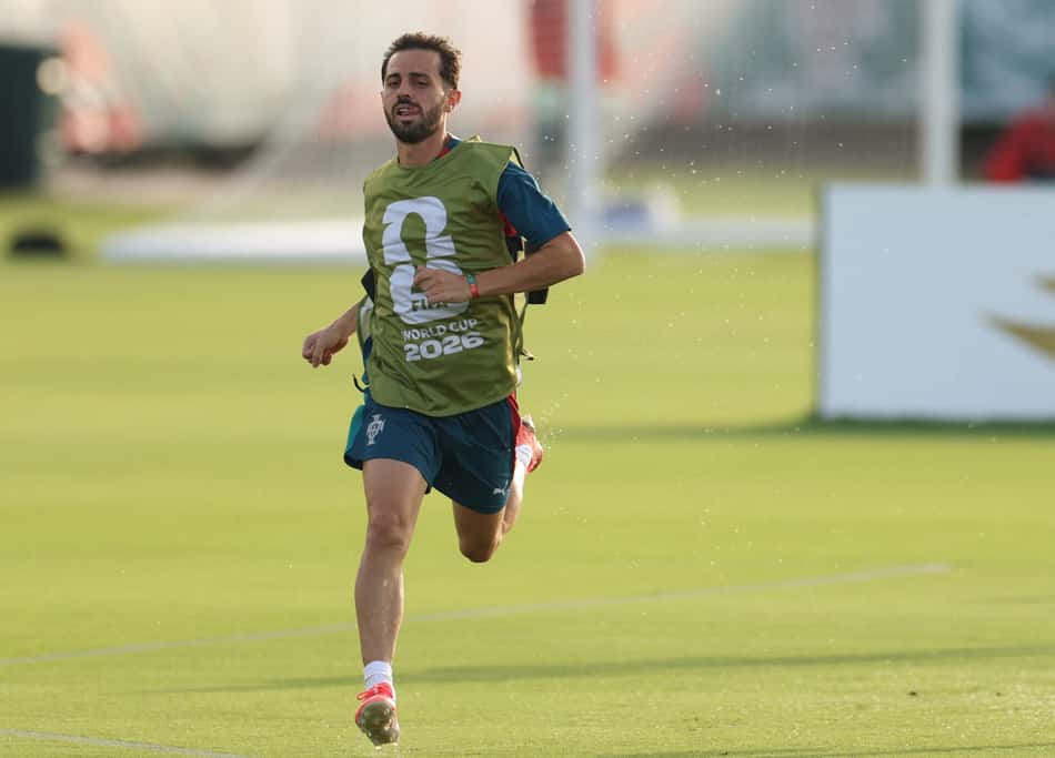 Bernardo Silva dá pique no treino da seleção de Portugal