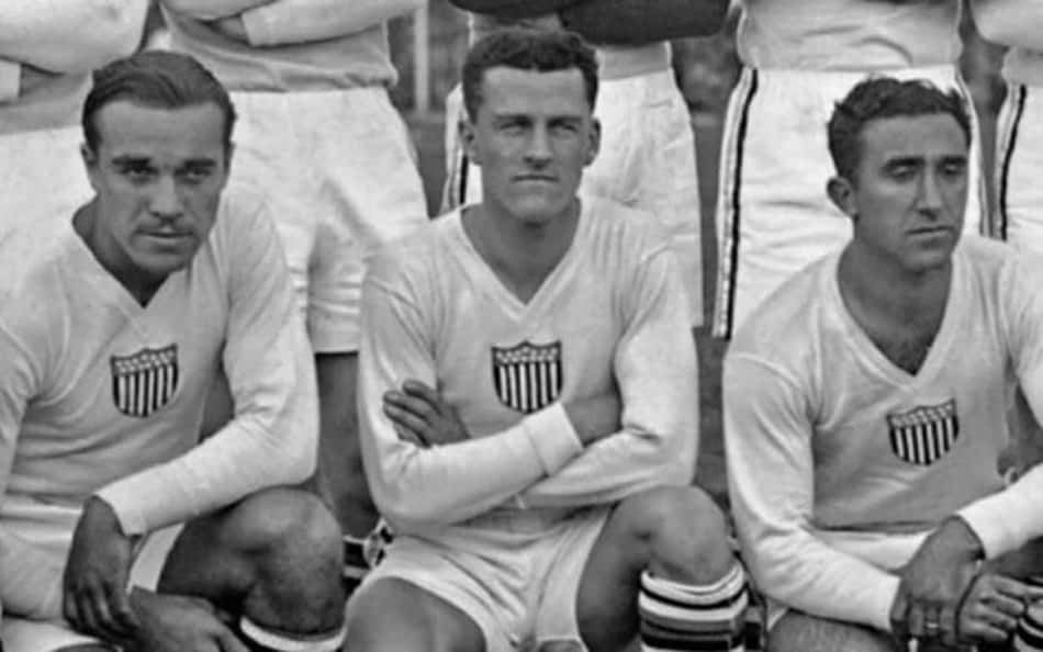O atacante Bert Patenaude (centro), destaque da seleção dos Estados Unidos, que entrou para a história do futebol mundial ao anotar o primeiro hat-trick das Copas do Mundo na vitória sobre o Paraguai. (FIFA)