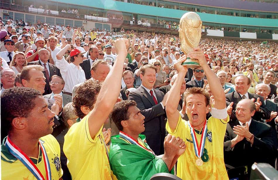 Dunga celebra a conquista do tetracampeonato mundial com a Taça da Copa do Mundo após o Brasil superar a Itália nos pênaltis nos Estados Unidos. (Foto: FIFA)