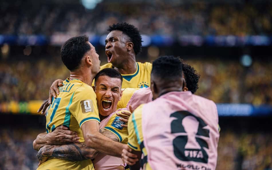 Jogadores do Brasil comemoram gol contra o Japão