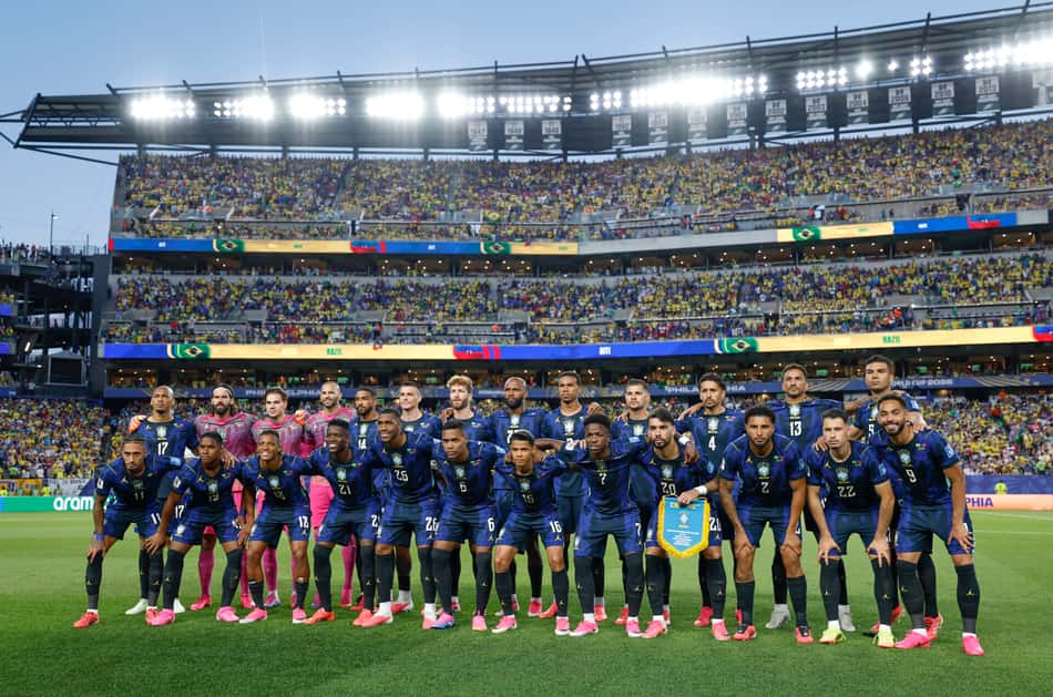 Seleção Brasileira posada para foto oficial no jogo contra o Haiti na Copa do Mundo