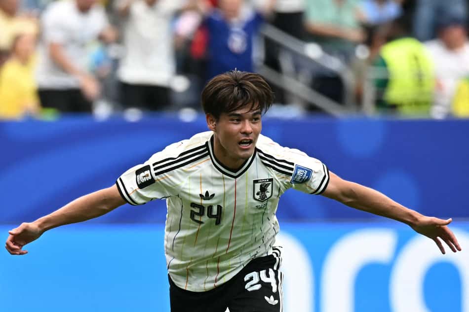 O meio-campista do Japão, Kaishu Sano (nº 24), comemora após marcar o gol de abertura durante a partida de futebol das oitavas de final da Copa do Mundo de 2026 entre Brasil e Japão, no Houston Stadium, em Houston (Foto: Paul Ellis / Afp)