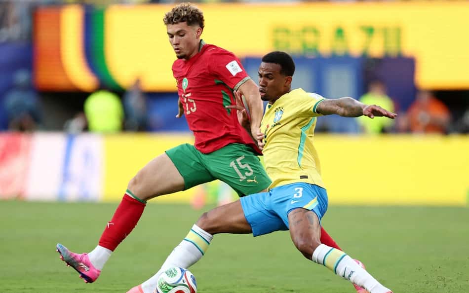 Jogadores de Marrocos e Brasil disputam bola na 1ª rodada da Copa do Mundo
