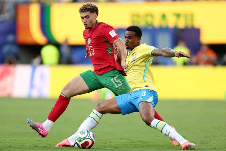 Jogadores de Marrocos e Brasil disputam bola na 1ª rodada da Copa do Mundo