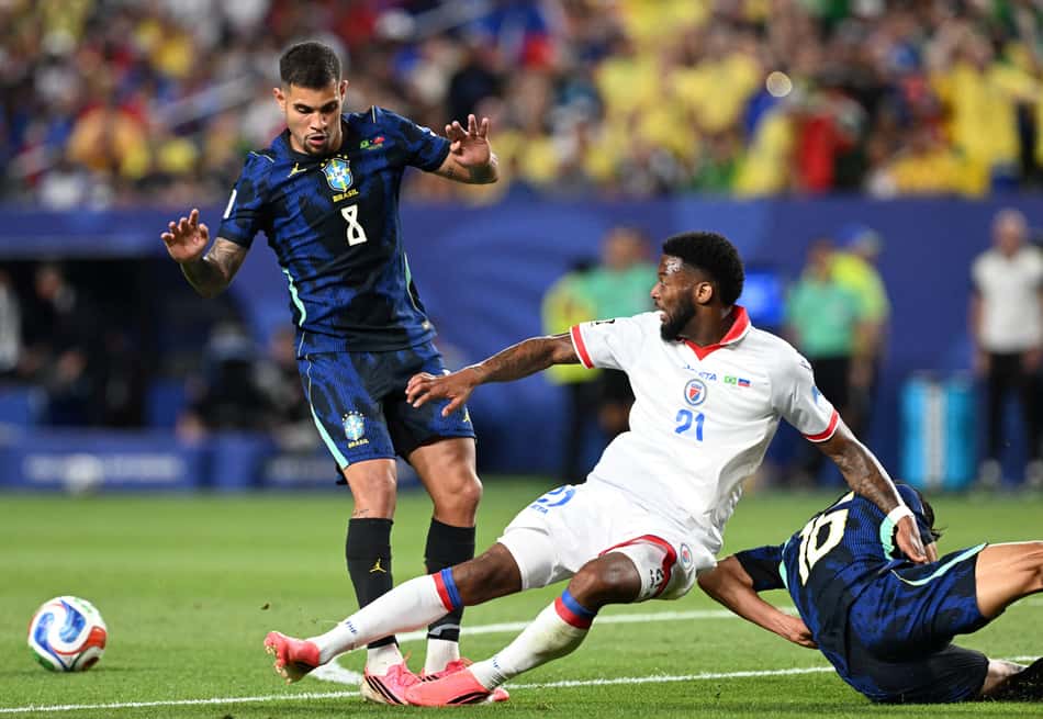 Bruno Guimarães dividi bola com jogador do Haiti em partida da Seleção Brasileira na Copa do Mundo