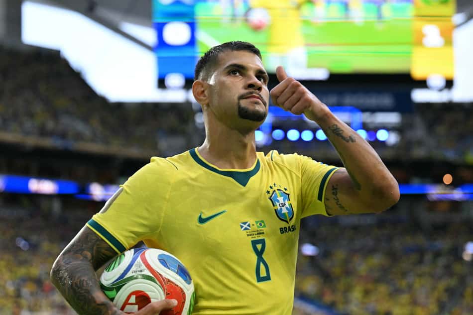 Bruno Guimarães em ação pelo Brasil contra a Escócia na Copa do Mundo