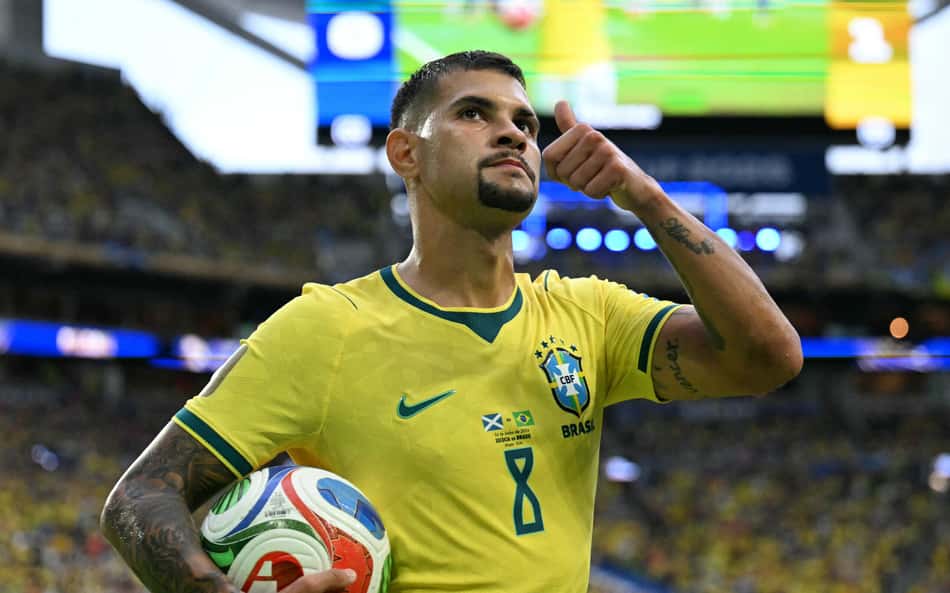 Bruno Guimarães, com a bola debaixo do braço, durante o jogo do Brasil contra a Escócia na Copa do Mundo