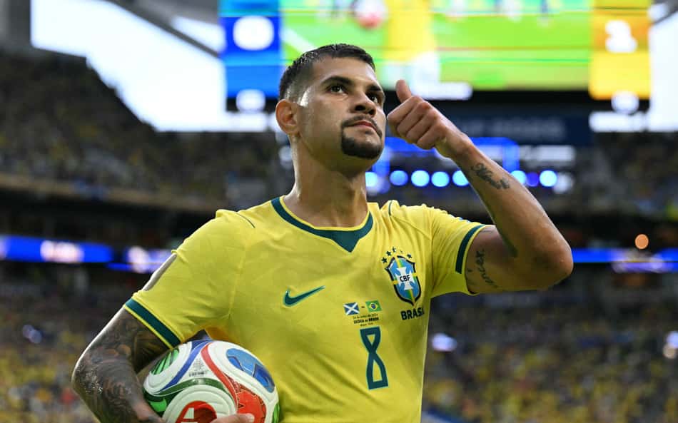 Bruno Guimarães em ação pelo Brasil contra a Escócia na Copa do Mundo