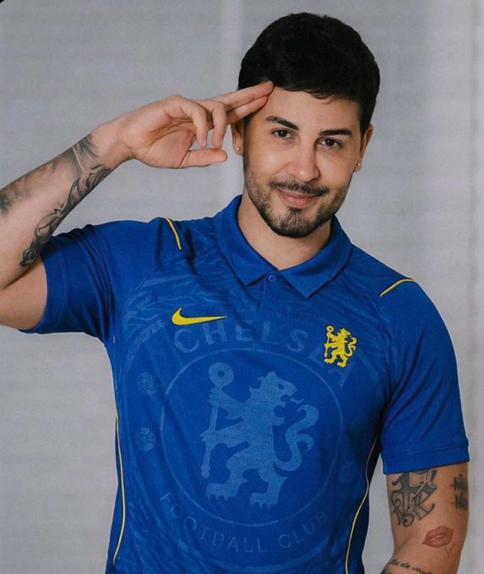 Carlinhos Maia vestindo a nova camisa do Chelsea
