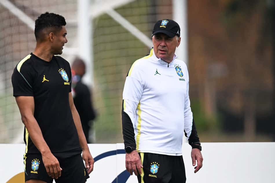 Casemiro ao lado de Carlo Ancelotti no treino da Seleção Brasileira da Copa do Mundo
