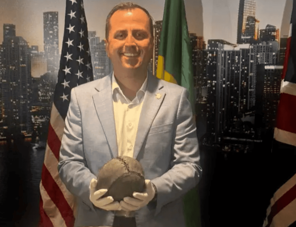 O chefe do escritório internacional da CBF, Bruno Costa, com a relíquia da história do futebol