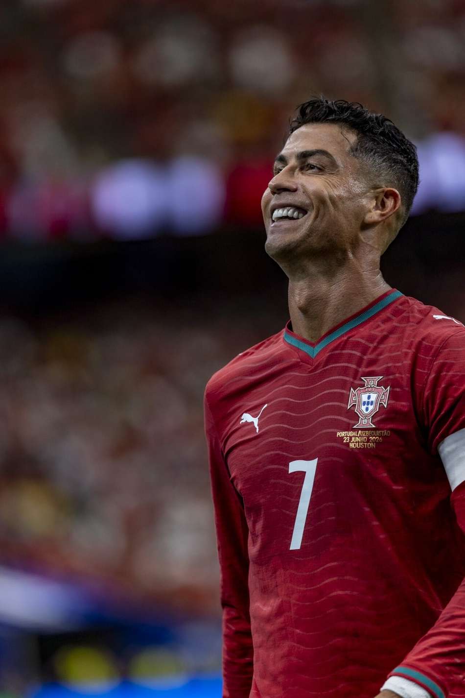 Cristiano Ronaldo sorrindo durante a partida contra o Uzbequistão na Copa do Mundo