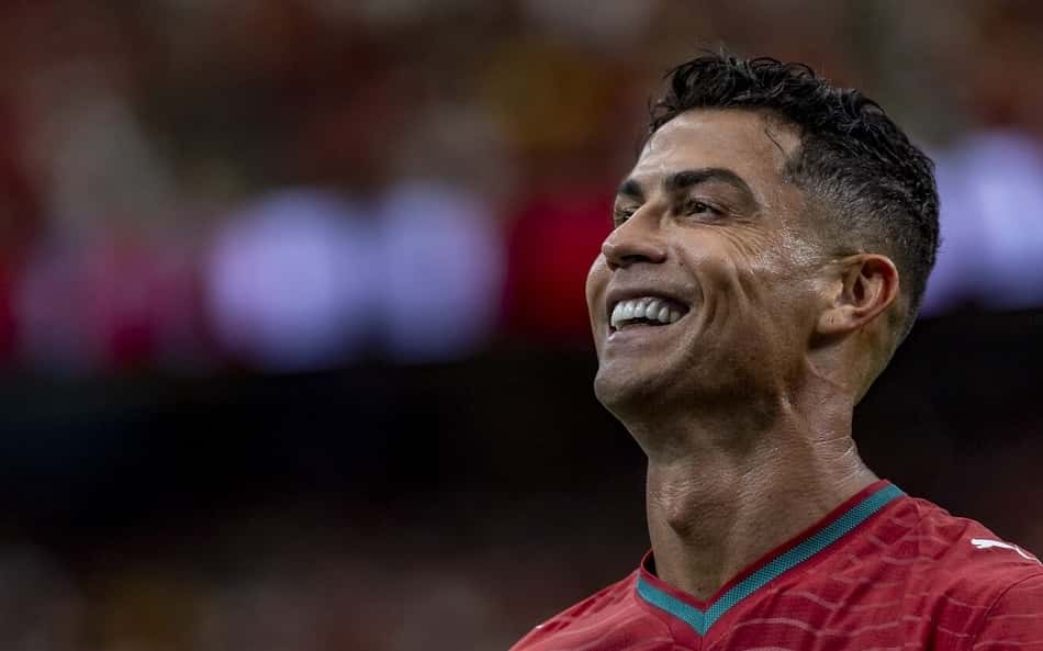 Cristiano Ronaldo sorrindo durante a partida contra o Uzbequistão na Copa do Mundo