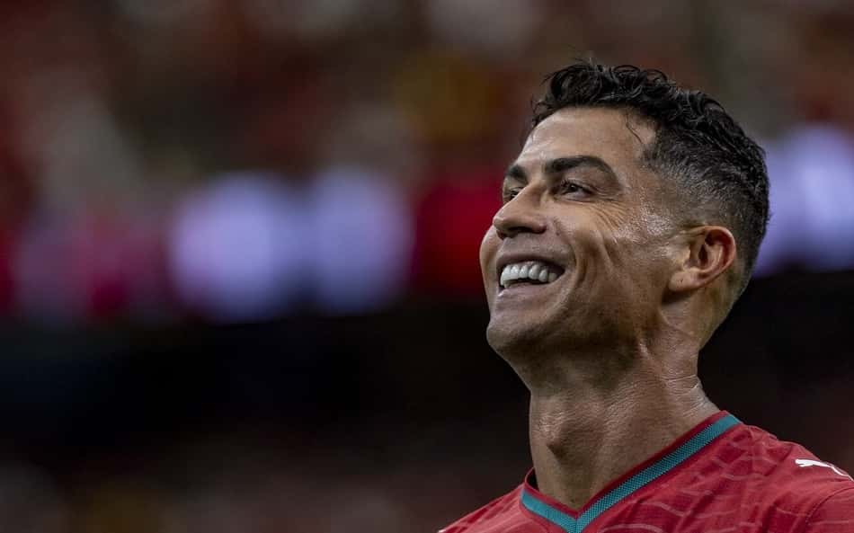 Repórter da 'CazéTV de Portugal' pede aumento a Cristiano Ronaldo após goleada