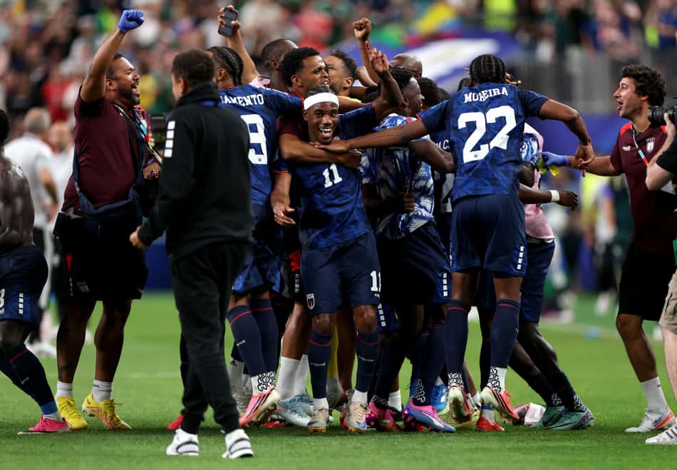 Jogadores de Cabo Verde comemorando no gramado a classificação para o mata-mata da Copa do Mundo
